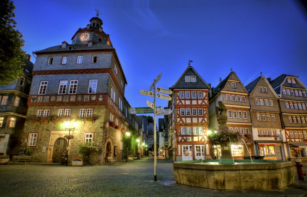 Germany can be so beautiful, if you open the eyes. To be honest, I don't do it all the time. And I think you only get a eye for it, if you live abroad and are not exposed everyday by such a surrounding. I hope you like this night scene of the Herborn market place as much as I do. That is close to my home town. 