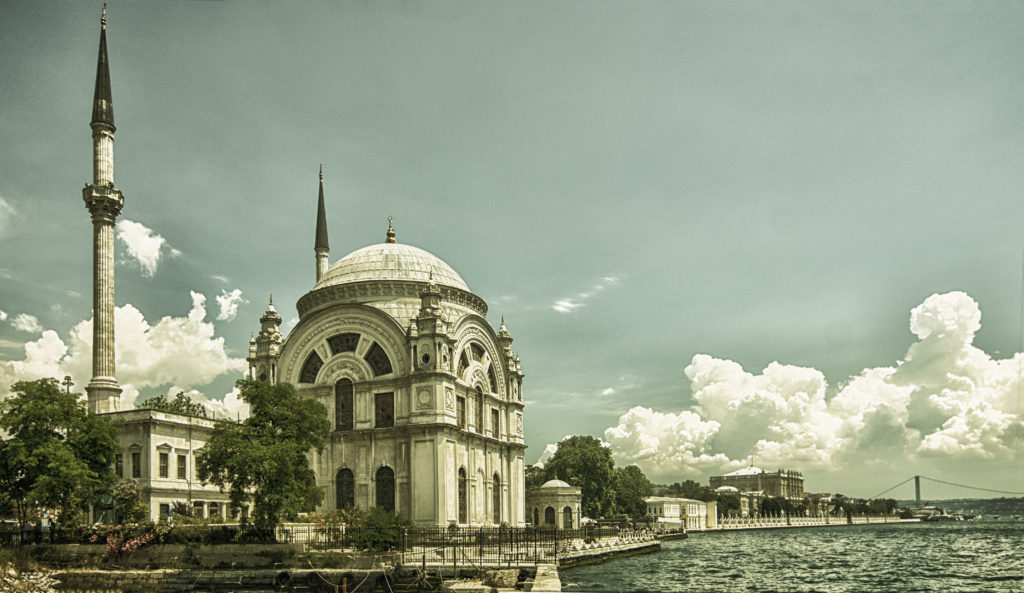 That is the Dolmabahçe Camii in Istanbul. An elegant, 19th-century, Ottoman-style mosque with Baroque & rococo-influenced decorative features